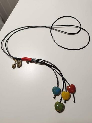 police ogrlica: Sofistirana ogrlica urađena od keramičkih, perličnih i metalnih