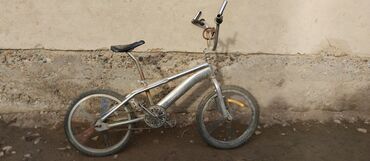 продаю велосипед детский: Продается велосипед BMW состояние 9/10диски😍 реальным клиентом уступлю