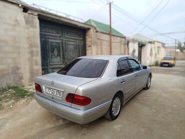 Mercedes-Benz: Mercedes-Benz E 220: 2.2 l | Sedan — 1