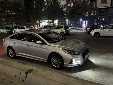 машина дишовый: Серебристый седан Hyundai Sonata с современной оптикой и характерной