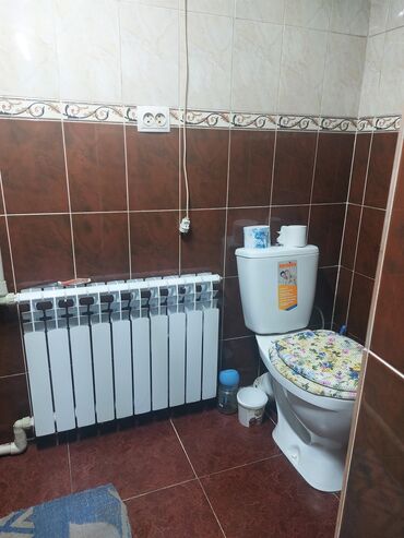 Продажа домов: Продаю дом с мебелью, двор на 2 машины, участок 8 соток. Внутри дома — 17