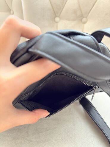 Çantalar: Qara dəri effektli günlük çanta/rüqsak - Material: yumşaq dəriyə — 9