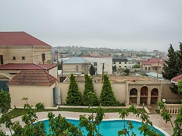 ev ve bag: Hovuzlu, geniş həyətli bağ evi - Üçmərtəbəli daş tikili, klassik — 5