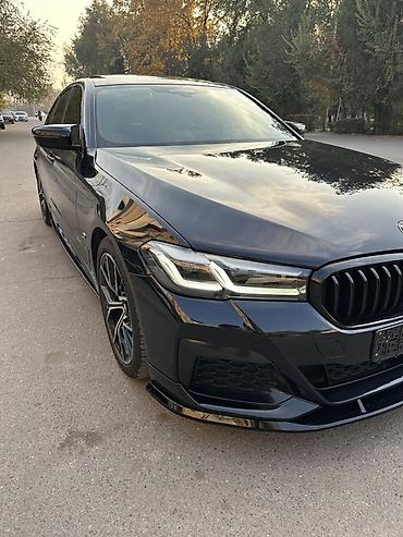 gac gs8: BMW 5 series: 2021 г., Седан — 3