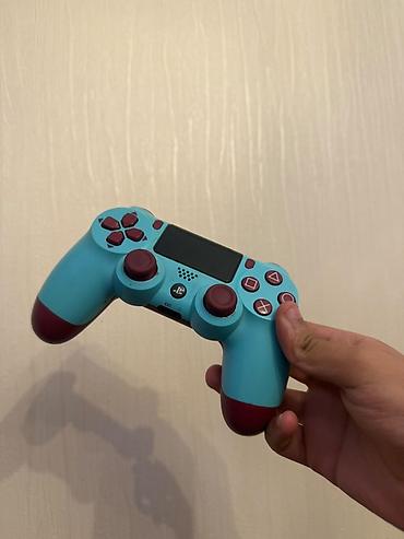 PS4 (Sony PlayStation 4): PlayStation 4 Slim oyun konsolu dəsti. Dəstə daxil olanlar: - Sony — 5