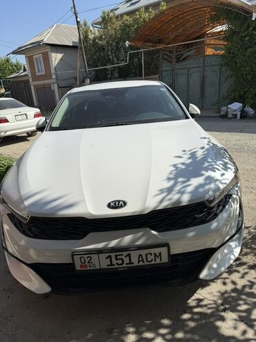 киа спорттейдж: Автомобиль Kia белого цвета. Отличается современной радиаторной