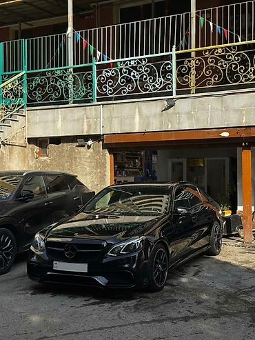 class: Mercedes-Benz E‑Class sedan – AMG paketli, qara rəngdə. Əsas — 5