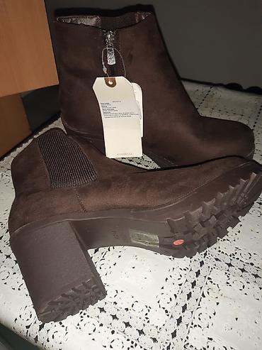 cizme moja: Ženske čizme do članka, braon boje, sa debljom potpeticom. - — 2