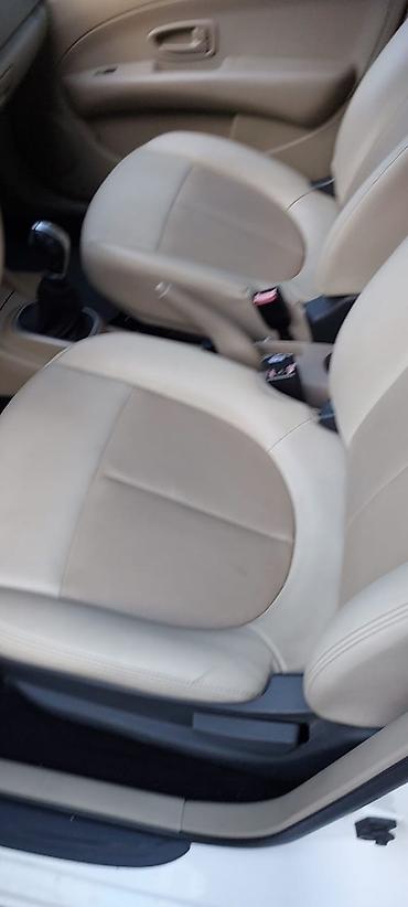 Другие автомобили: Белый седан Донг Фенг Е 11 К предназначенный для комфортного — 11