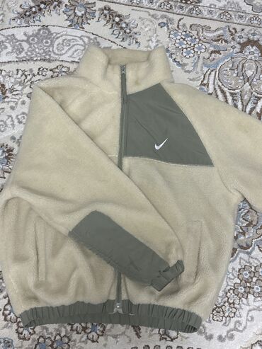 пальто бежевый: Куртка на осень Nike. Уни