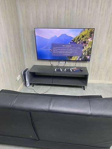 PS5 (Sony PlayStation 5): Игровая зона с PlayStation 5 и большим 4K телевизором - Консоль — 2