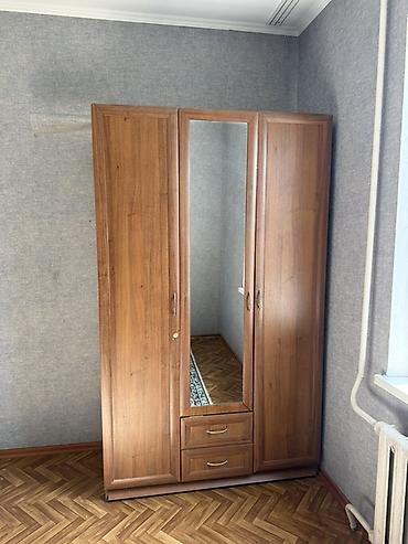 Шифоньеры, шкафы для одежды: Срочно 🚨 
Продается бу шкаф в хорошем состоянии.
Самовывоз — 1