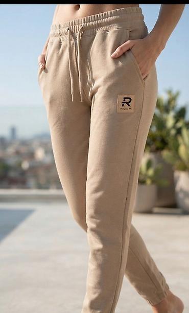 sinsay ves: Bež ženske trenerke – Regular Fit - Boja: bež (camel/peščana) - Kroj — 1