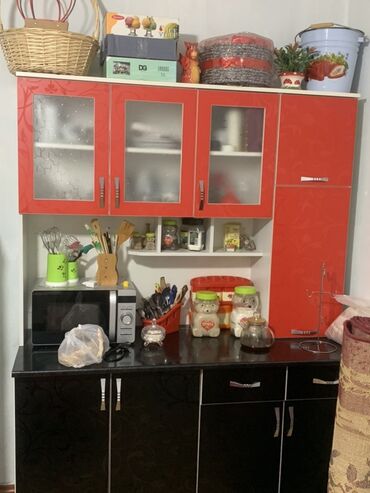 шкавтар: Кухонный гарнитур, выполненный в комбинации красного и черного цветов