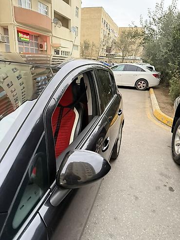 bot kar: Opel Corsa D, hetçbek kuzov, 5 qapı, qara rəng. Əsas xüsusiyyətlər: - — 6