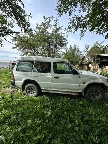 изузу бихорн: Внедорожник Mitsubishi Pajero белого цвета с полным приводом
