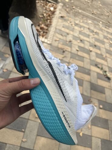 шапочки с надписями: Кроссовок для бега Nike с технологией ZoomX и видимой амортизирующей