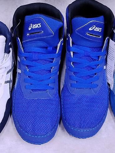 Кроссовки ASICS, высокие, с классической шнуровкой. Цвет: насыщенный