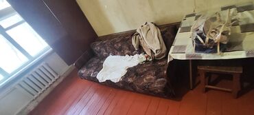 диван на ножках прямой: Түз диван, Колдонулган, Үч орундук жана андан көп