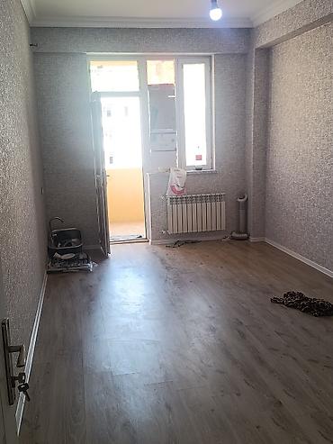 balakende satilan evler: 2 otaqlı mənzil – işıqlı və səliqəli planlama - Geniş qonaq otağı və — 2