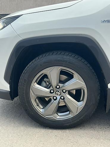 Toyota: Toyota RAV4: 2019 г., Гибрид, Кроссовер — 3