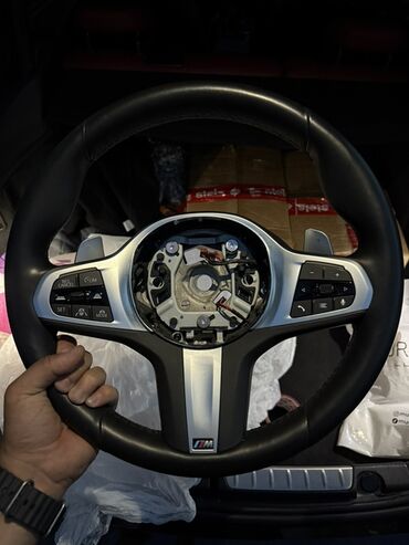 Sükanlar, rullar: Qara dəri örtüklü, gümüşü rəngli düymələri olan BMW M sükanı. Səs və