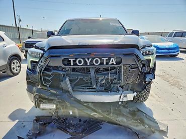 inter: Toyota Sequoia: 2024 г. — 1