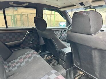 Mercedes-Benz: Mercedes-Benz 220: 2.2 l | 1995 il Sedan — 3