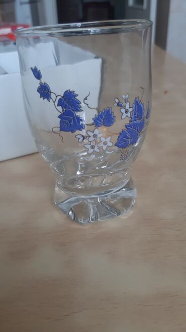 стаканы чешские: Продаю стаканы стекло, без дефектов, N1: 8шт, высота10см 550с, N2