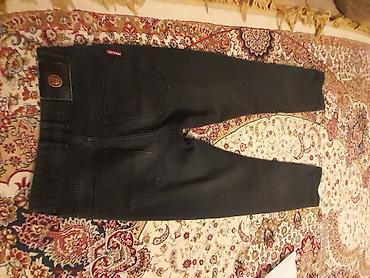 Черные джинсы JEANS, зауженного кроя. Универсальная модель на каждый at lalafo.kg Черные джинсы JEANS, зауженного кроя. Универсальная модель на каждый