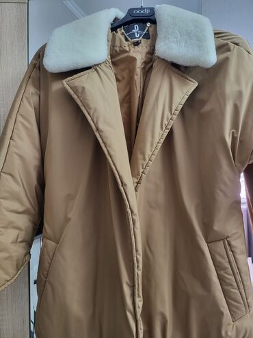 мужское зимнее пальто с капюшоном: Утеплённое женское пальто/парка карамельного цвета с крупным