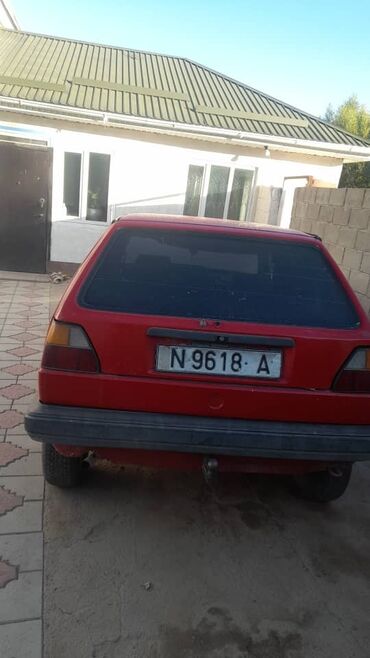 сиденья голф: Красный хэтчбек Volkswagen Golf MK2 с задним бампером, пригодный для