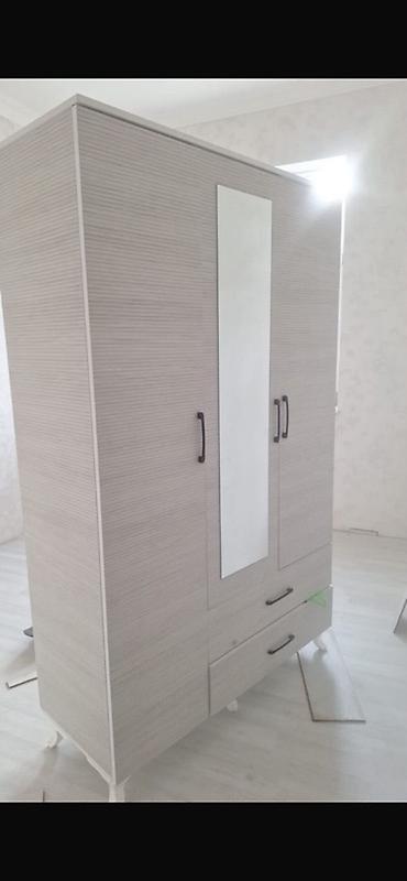 mdf panel: 3 qapılı paltar dolabı - Rəng/tekstura: Açıq boz, xətli naxışlı səth — 1