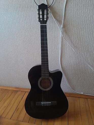 Gitaralar: Klassik gitara – kəsik korpuslu (cutaway), 6 simli, qara parlaq rəng — 1