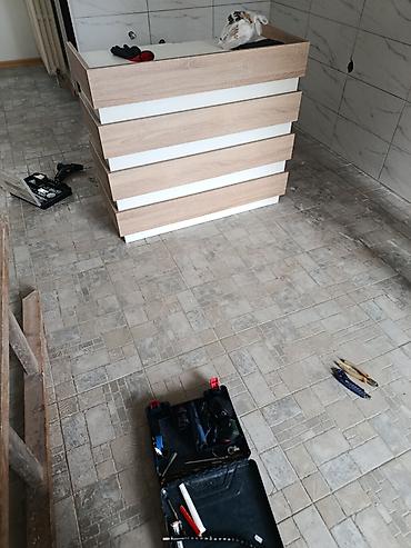 kuhinjski ormari: -Pult se izradjuje se od Univera debljine 18mm u kombinaciji bele i — 1