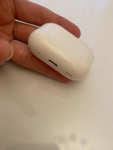 Qulaqcıqlar: Airpods 2 yendiir istifade edilmeyjb uzerinde qabinda ciziq var oda
