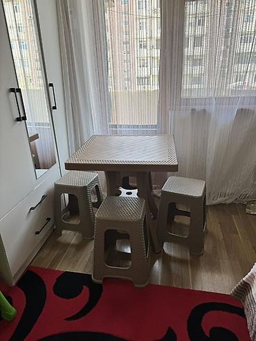 balkon ucun stol stullar: Plastik masa və 4 taburet dəsti Satılır yeni kimidir eyvan ucun — 2