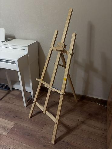 Taxta rəsm molberti - Material: təbii ağac (şam tipli), açıq rəngli