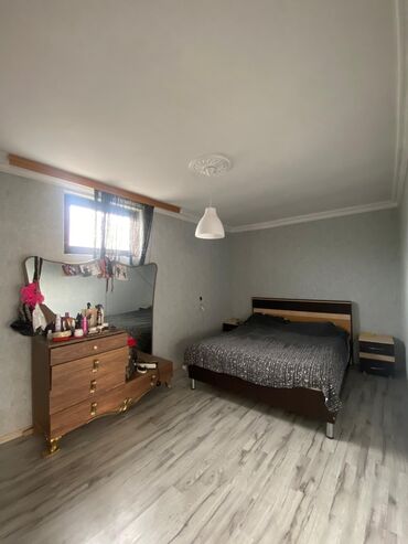 Uzunmüddətli kirayə evlər: 3 otaqlı həyət evi – geniş eyvanlı Xüsusiyyətlər: - Geniş, üstü taxta — 10