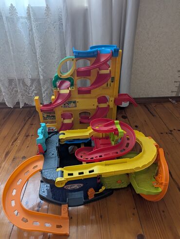 детские игрушки домовики: Uşaq üçün böyük avtomobil trası və qüllə tipli oyun komplekti. İkisi