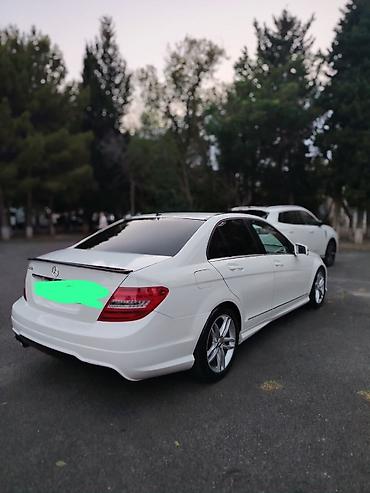 dayun 250: Mercedes-Benz C-Class sedan (C250 emblemli), ağ rəng. Xüsusiyyətlər — 2