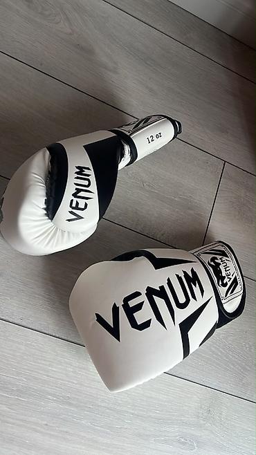 Перчатки: Venum boks əlcəkləri – 12 oz

Heç istifade olunmayıb yenidir — 1