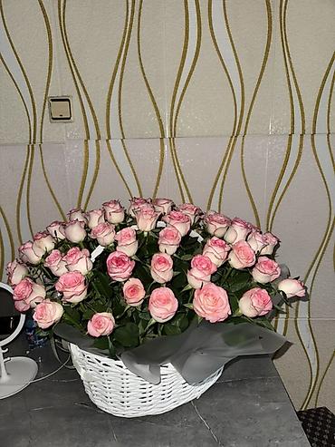 корзина для цветов: Корзина с розовыми розами - Композиция из нескольких десятков роз с — 1