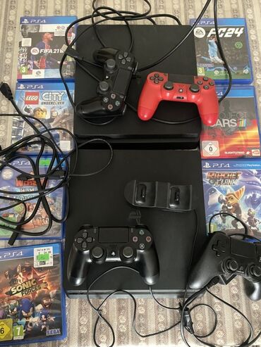 один из нас ps4: Sony PlayStation 4 konsolu, dörd ədəd oyun pultu (iki qara, bir