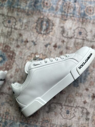 Krasofkalar və idman ayaqqabıları: Dolce & Gabbana brendi olan ağ rəngli dəri kişi krossovkalar — 9