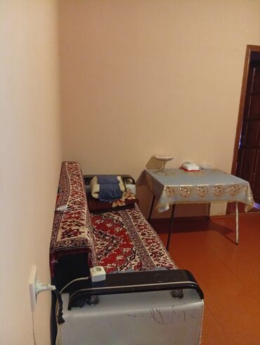 Otaqların günlük kirayəsi: 3 otaqlı həyət evi - Kiçik, qapalı həyətyanı sahəsi və dəmir hasar - — 3