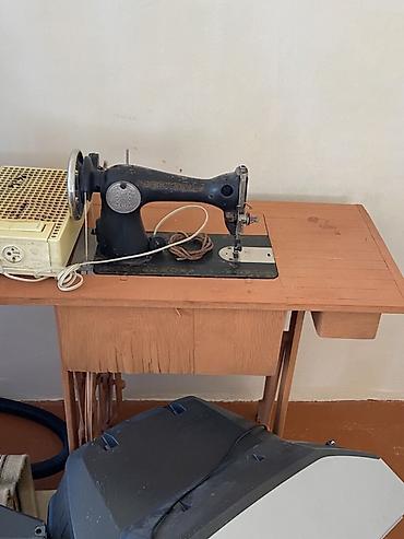 qedim pullar aliram: Klassik mexaniki tikiş maşını və taxta stol dəsti Çox qədimidi Pedallı — 1