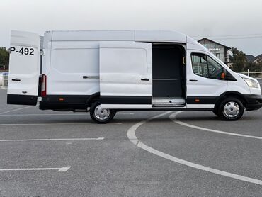 su masini: Ford Transit markalı ağ rəngli yük maşını. Yük daşımaları və ya