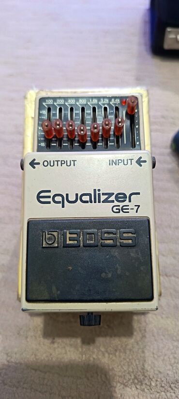 соло барабаны: BOSS GE-7 Equalizer gitar pedalı - 7 zolaqlı EQ: 100 Hz, 200 Hz, 400