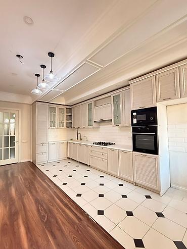 3 комнаты, 137 м², КНУ Элитка, 4 этаж, Дизайнерский ремонт